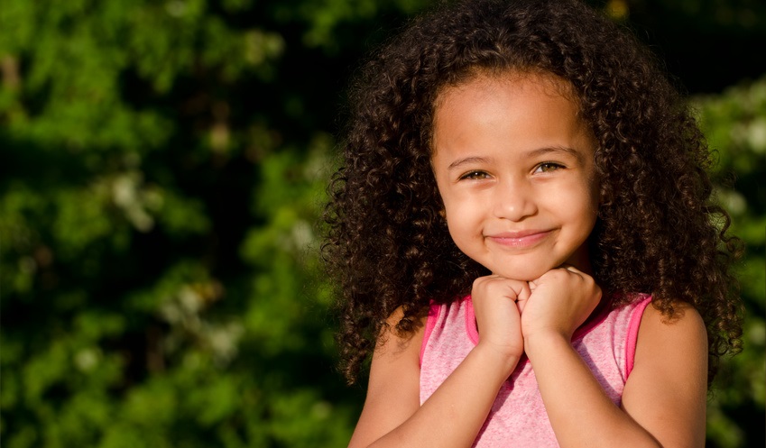 Petite fille souriante